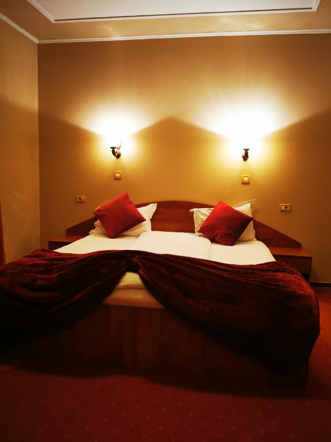Hotel All Times Timisu de Jos Buitenkant foto