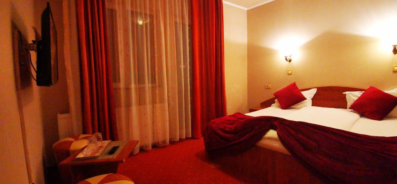 Hotel All Times Timisu de Jos Buitenkant foto